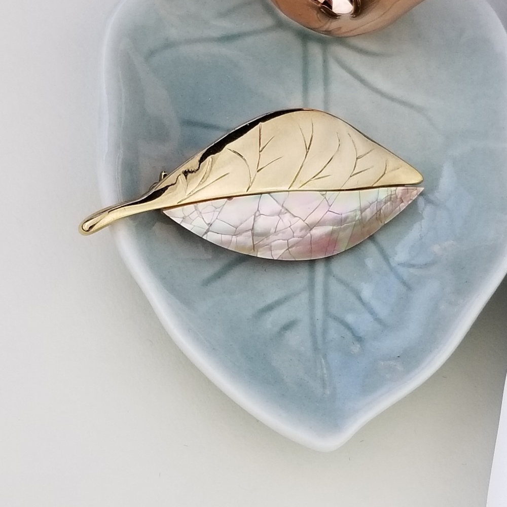 LC Mother of Pearl and Goldtone Brooch J146 (A20) - Picture 3 of 7